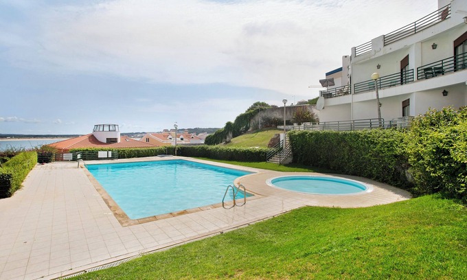 Sao Martinho do Porto Apartamento | Apartment 'Vista Baia' with Sea View, Shared Pool and Wi-Fi