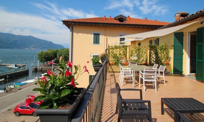 Porto Valtravaglia Apartamento | Apartamento Verde by Interhome