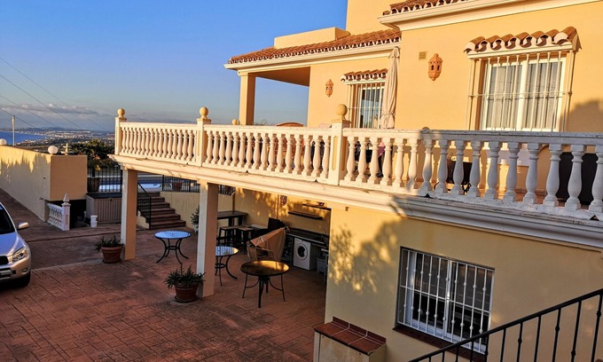 Estepona Casa | Apartment 'Villa Roca' with Sea View, Wi-Fi and Air Conditioning