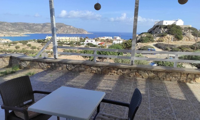 Menetai Apartamento | Apartamento 'Vista Mare Lakki' con vistas al mar, Wi-Fi y aire acondicionado