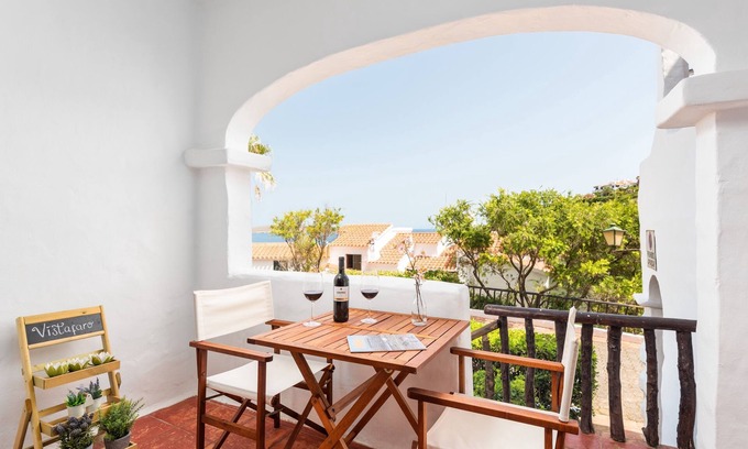 Platges de Fornells Apartamento | Apartamento 'Vistafaro' con vistas al mar, piscina compartida y Wi-Fi