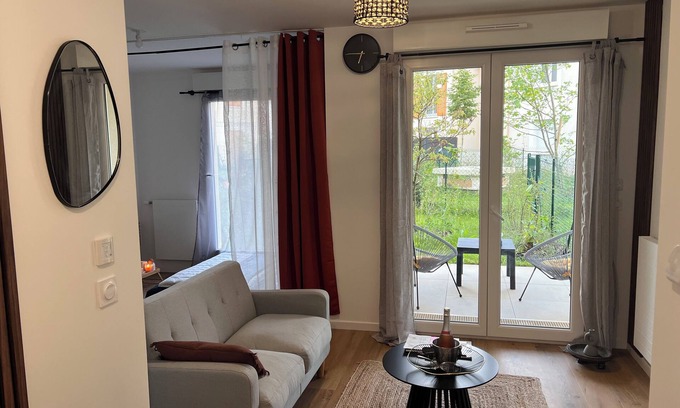 Bussy-Saint-Georges Apartamento | Apartment with terrace and private garden near Disney & shopping center
