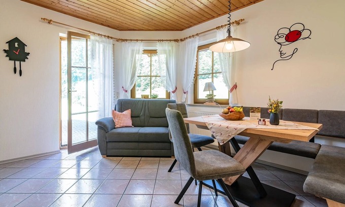 Oppenau Apartamento | Apartamento 'Wiesengrund' con vistas a la montaña, terraza privada y Wi-Fi