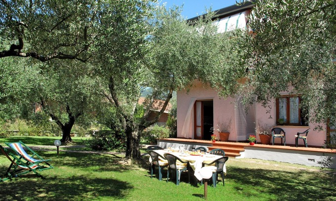 Capanne-Prato-Cinquale Apartamento | Apartamento Wilma by Interhome