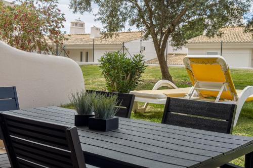 Alporchinhos Apartamento | Apartment with 2 bedrooms, 2m to the beach