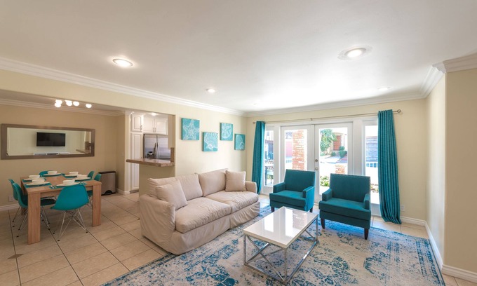 Santa Ana Heights Condominio | Condominio de dos habitaciones y dos baños Una casa de la arena