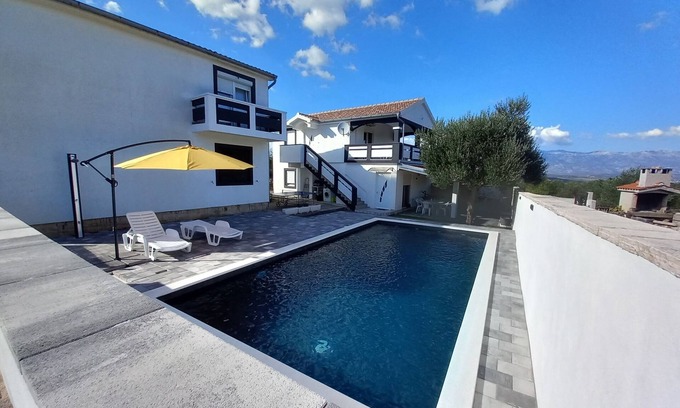 Podgradina Apartamento | Apartment with a pool, mountainview, near the sea!