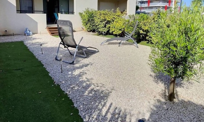 Serignan Apartamento | Apartment with a private parking garden