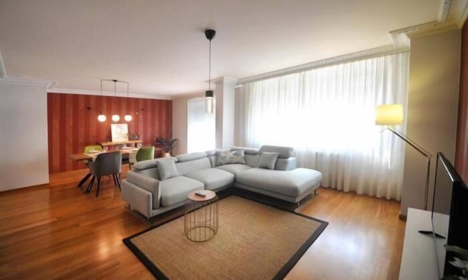 Carballo Apartamento | Apartamento con vistas a la ciudad y se encuentra en Carballo.
