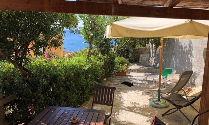 Pomonte Apartamento | Casa de vacaciones con jardín con vistas al mar en Pomonte, a 50 metros del mar