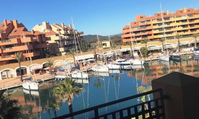Sotogrande Apartamento | APARTAMENTO CON TERRAZA EN PRIMERA LINEA DE PUERTO SOTOGRANDE.