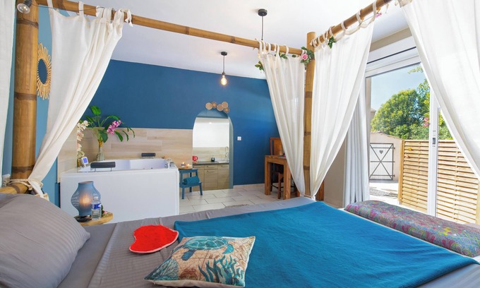 Puget-sur-Argens Apartamento | Apartment with Jacuzzi 40m2 four-poster bed