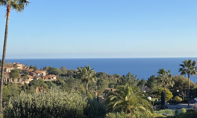 Theoule-sur-Mer Apartamento | Apartment with full sea view and private enclosed garden with trees