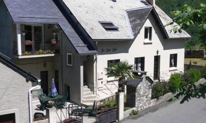 Gedre Apartamento | Apartamento con jardín con magníficas vistas del pueblo y las montañas.