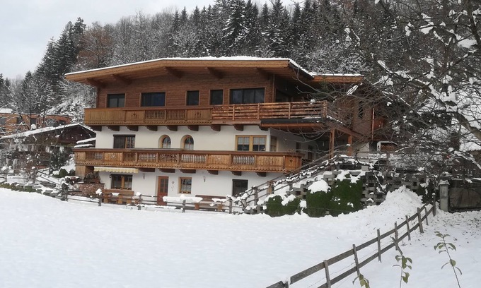 Hart im Zillertal Apartamento | Apartamento con jardín y vistas impresionantes a las montañas de Zillertal