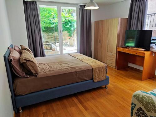 Alimos Apartamento | Apartment with private garden in Alimos