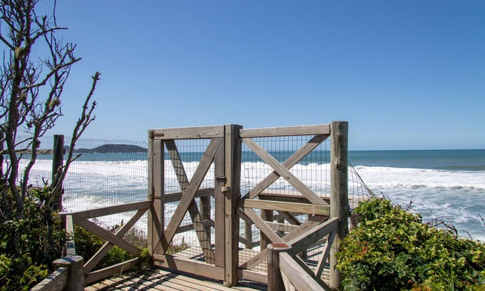 Morro das Pedras Apartamento | Apartment with Sea View and Beach Access YY4578