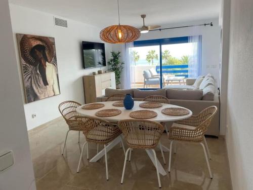 Castillo de Sabinillas Apartamento | Apartment with Sea Views! Duquesa Suites Golf & Gardens