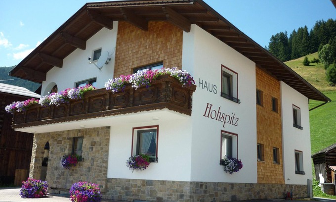 Kappl Apartamento | Apartment with ski bus in front of the door