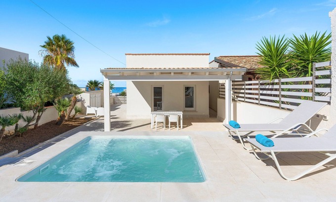 Cornino Apartamento | Apartment with small pool and sea 50 meters away
