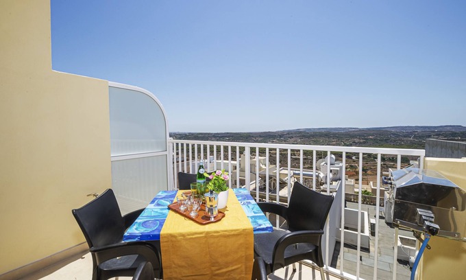 Mellieha Apartamento | Apartment with spacious terrace with panoramic views.