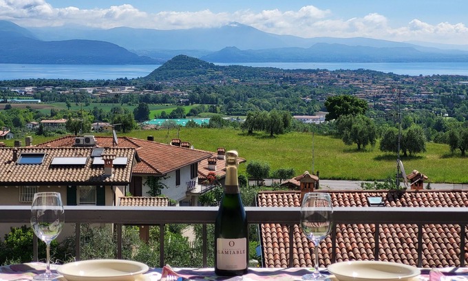 Polpenazze del Garda Apartamento | Apartment with stunning views of Lake Garda, terrace and swimming pool