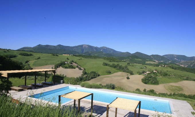 Cagli Apartamento | Apartamento con piscina con fantásticas vistas y cerca del mar.