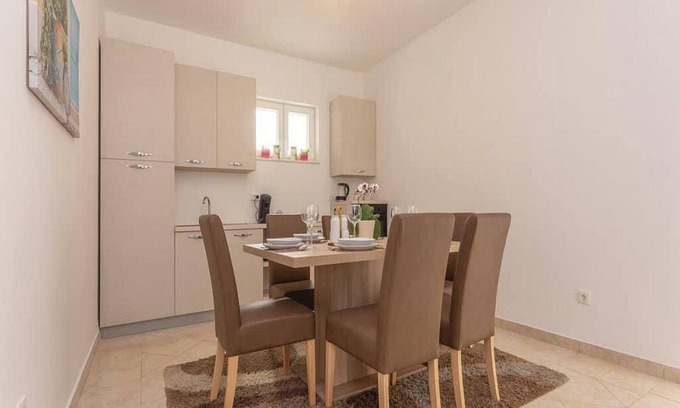 Sibenik Apartamento | Apartamento con piscina y 2 habitaciones.