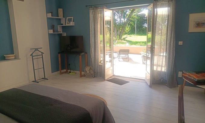 Pouzy-Mesangy Apartamento | Apartment with terrace in the Bourbonnais countryside