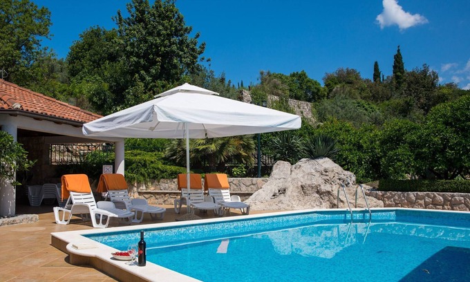 Molunat Apartamento | Apartamento con terraza y piscina.