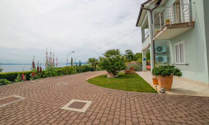 Volosko Apartamento | Apartamento con terraza, vista al mar y estacionamiento en su propio patio.