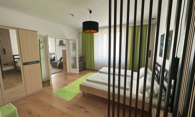 Hutteldorf Apartamento | Apartment with veranda, children welcome, free parking, garden