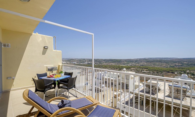 Mellieha Apartamento | Apartment with very large terrace