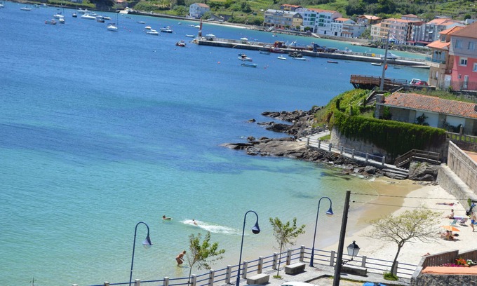 Raxo Apartamento | Apartamento Sinas Playa con wifi, a pie de playa con piscina, parking y barbacoa