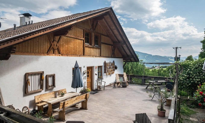 Feldthurns Apartamento | Apartamento "Woehrmannhof Birnblüte" con vistas a la montaña, jardín compartido y Wi-Fi