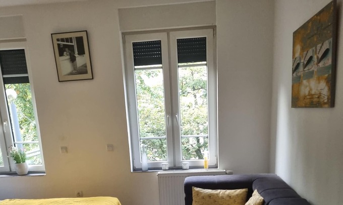 Krefeld Apartamento | Apartment 'Wohnung, 2 Zimmer In Krefeld' with Wi-Fi