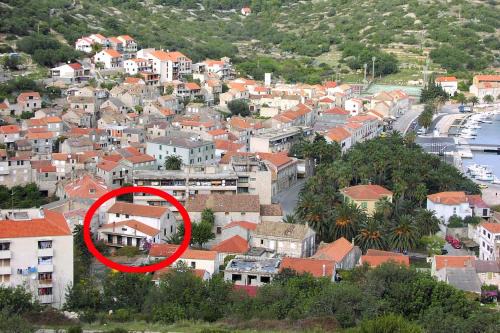 Cove Rogacic Apartamento | Apartments by the sea Vis - 1170