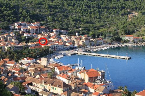 Cove Rogacic Apartamento | Apartments by the sea Vis - 2457