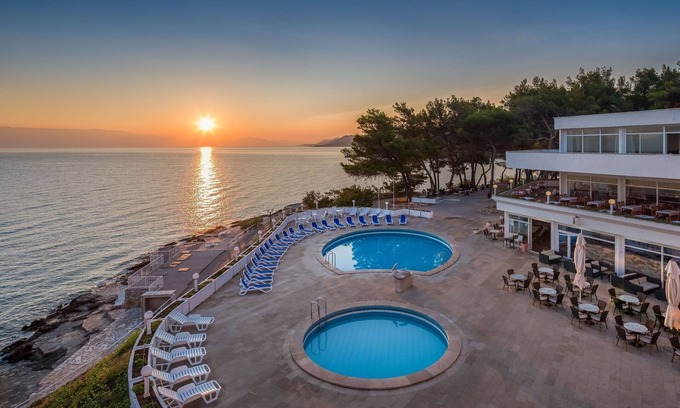 Island Hvar Apartamento | Apartments Fontana Resort in Jelsa, with swimming pool