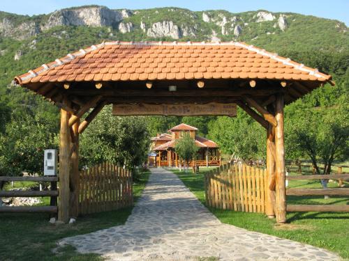 Strmosten Cama Y Desayuno | Apartments Izvor Lisine