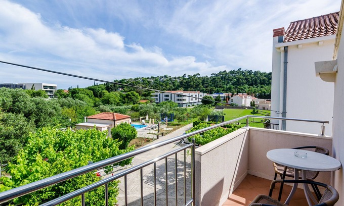 Srebreno Apartamento | Apartamentos Mali Paradiso - Apartamento Confort de una habitación con balcón y vista a la piscina
