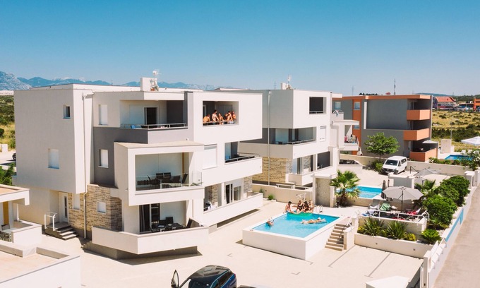Zrce Casa | Apartments & Rooms Danivan Pool Villas
