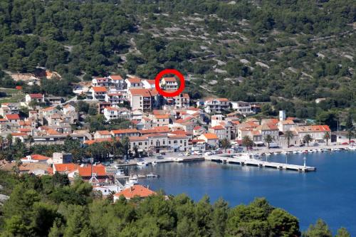 Cove Rogacic Apartamento | Apartments with parking space Vis - 8531