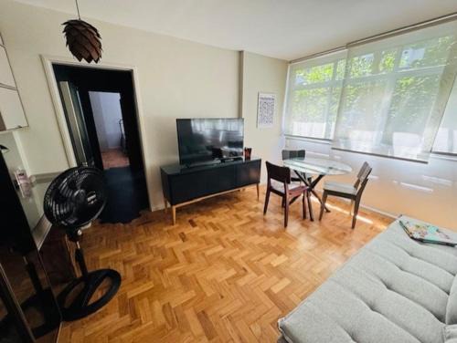 Leblon Apartamento | Apezinho 5 minutes from Leblon beach