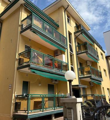 Jesolo Apartamento | App4rent - VILLA MIMOSA - 3 Family apartments - parking, wifi, near the beach