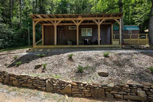 Hayesville Casa | Appalachian Adventure in this Tiny Cabin near Hiawassee, Ideal for Couples' Glamping