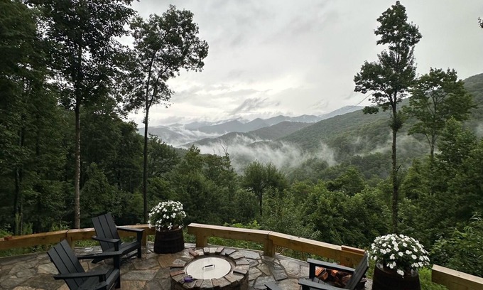 Barnardsville Cabina | Appalachian Rainforest Oasis- breathtaking views surrounded by National Forest