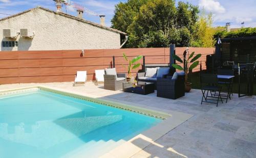 Morieres-les-Avignon Apartamento | Appart 1 ch rénové avec piscine