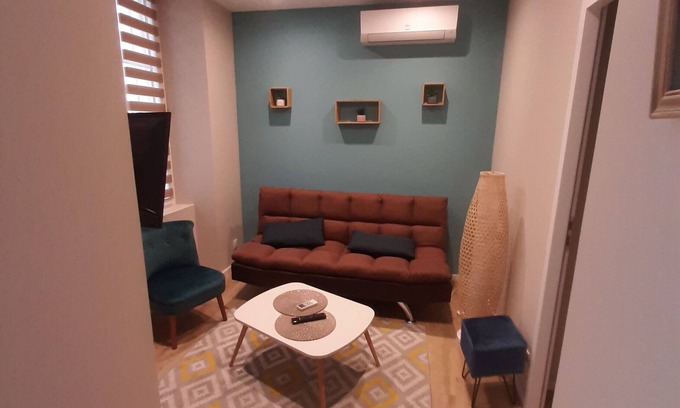 Bourg-Saint-Andeol Apartamento | Appart 100 - Cosy T2 with TV