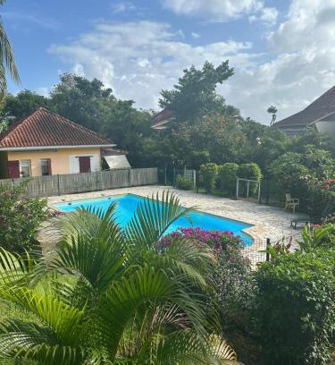 Trois-Ilets Apartamento | Appart 50m2 climatisé avec piscine - plage Anse à l'Ane